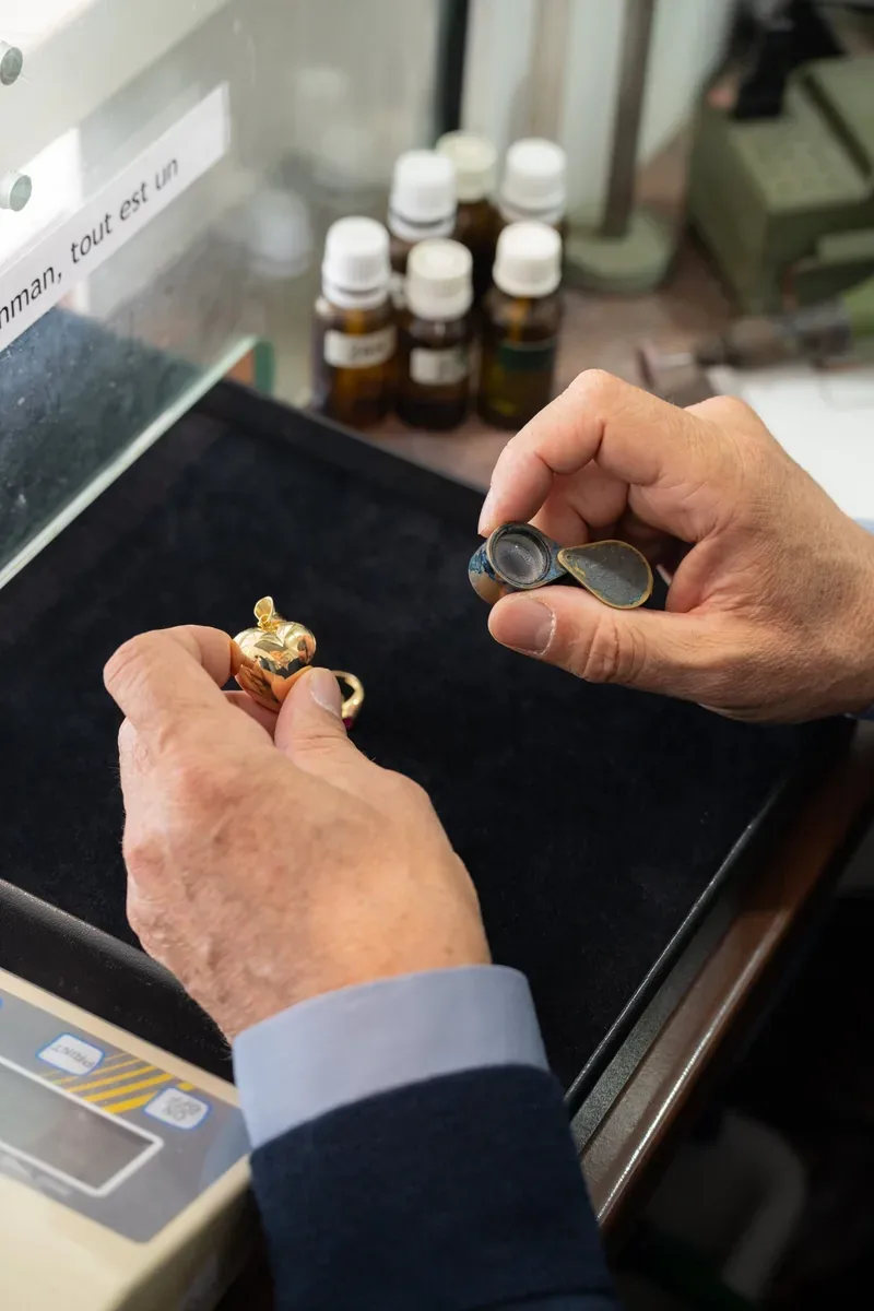 Expertise d’un bijou en or à la loupe, à Mantes-la-Jolie