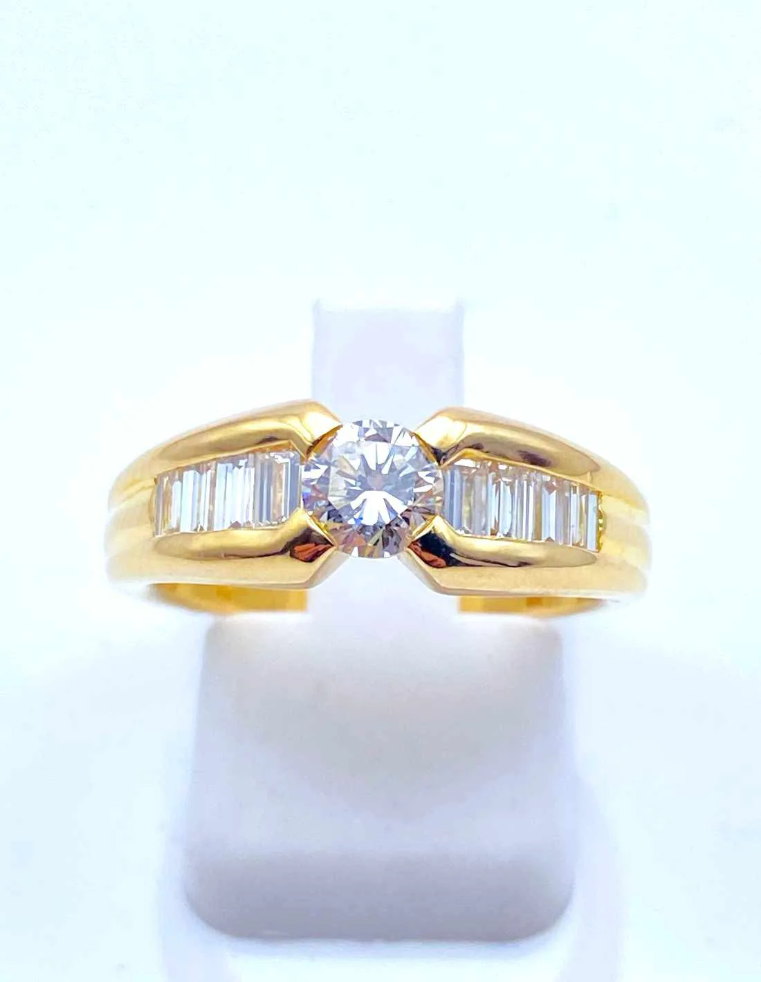 Bague en or jaune ornée de diamants