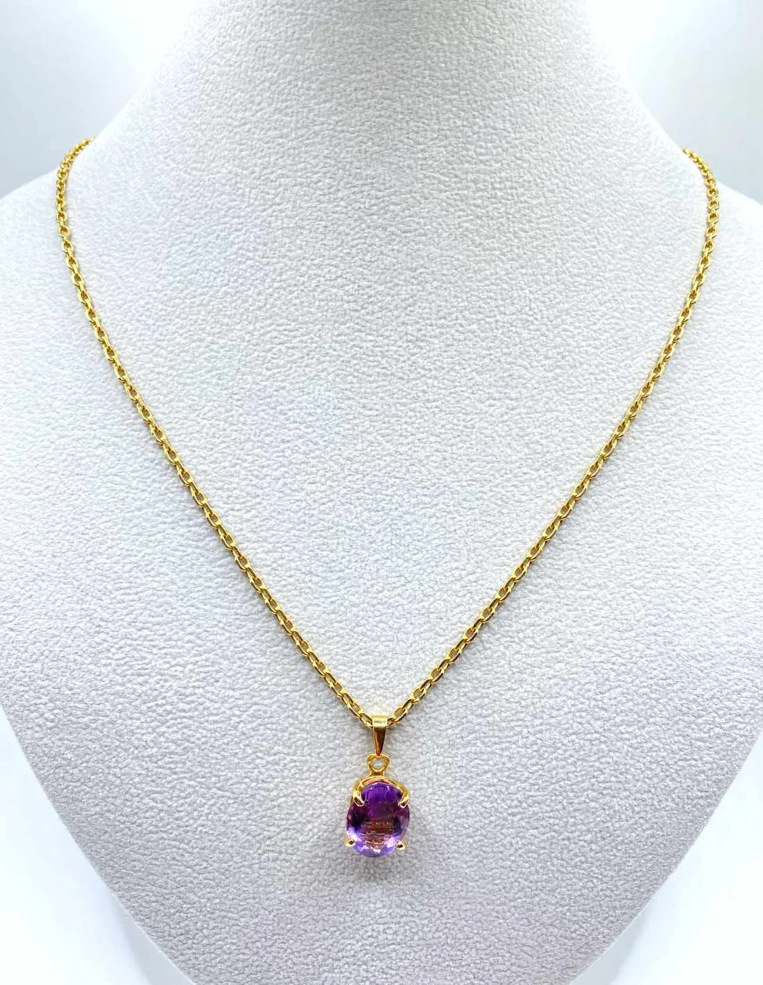Chaîne en or jaune et pendentif en améthyste
