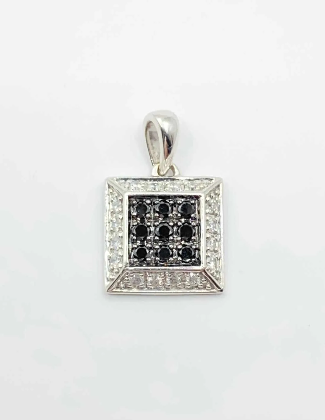 Pendentif Or Blanc Pavé Diamants Noirs et Blancs