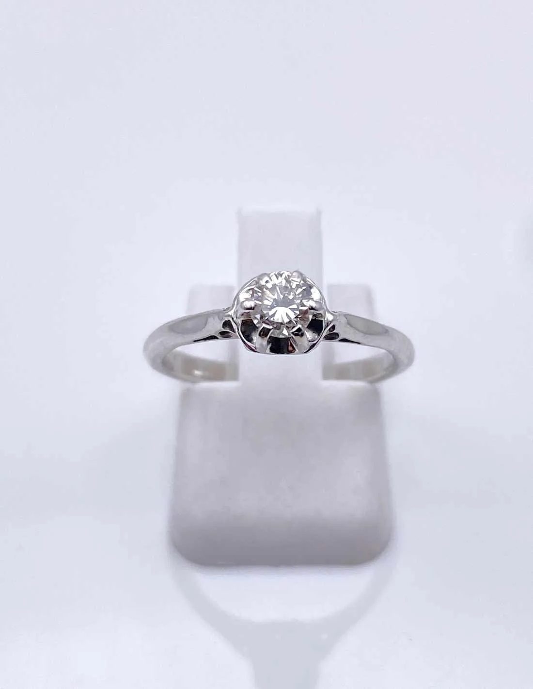 Bague solitaire en or blanc et diamant (6 griffes)