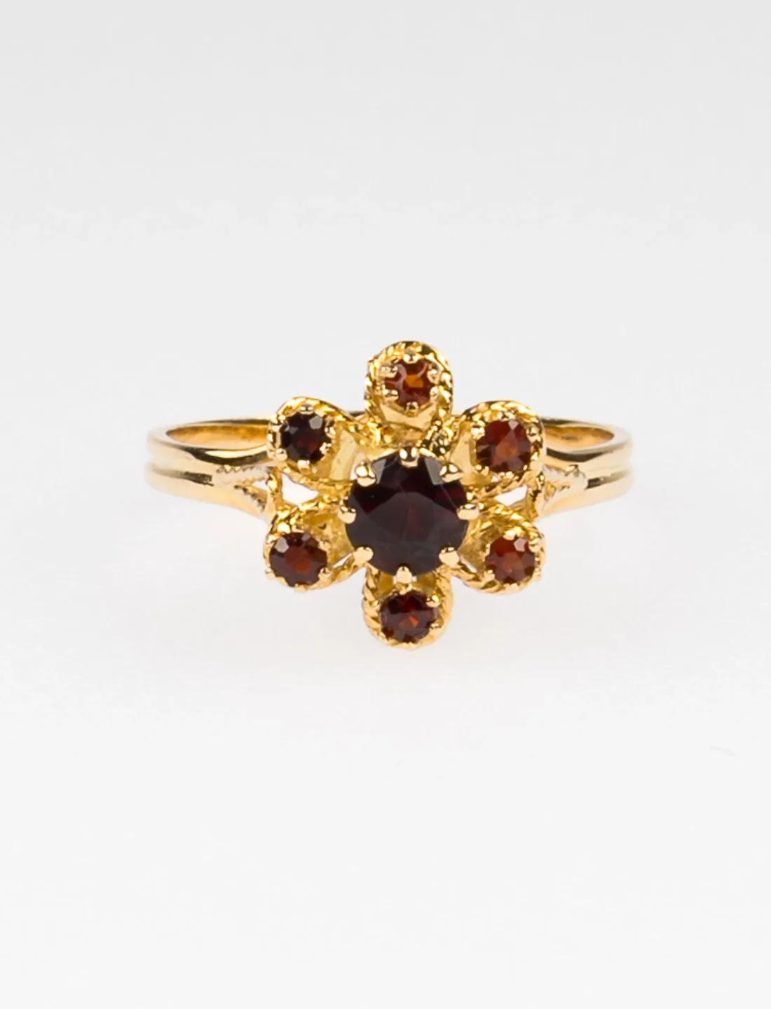 Bague Marguerite en or jaune et grenats