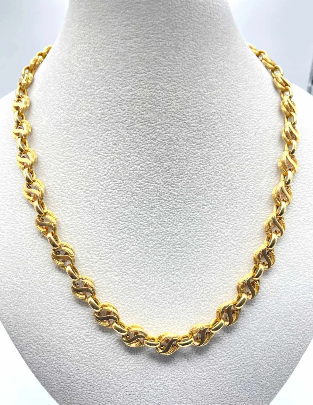Collier maille originale en or jaune 18 carats