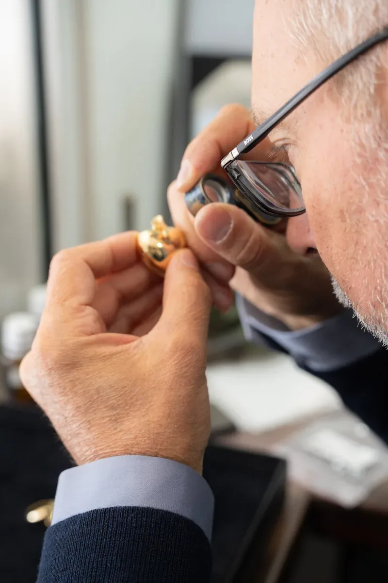 Expertise d’un pendentif en or, vérification des poinçons
