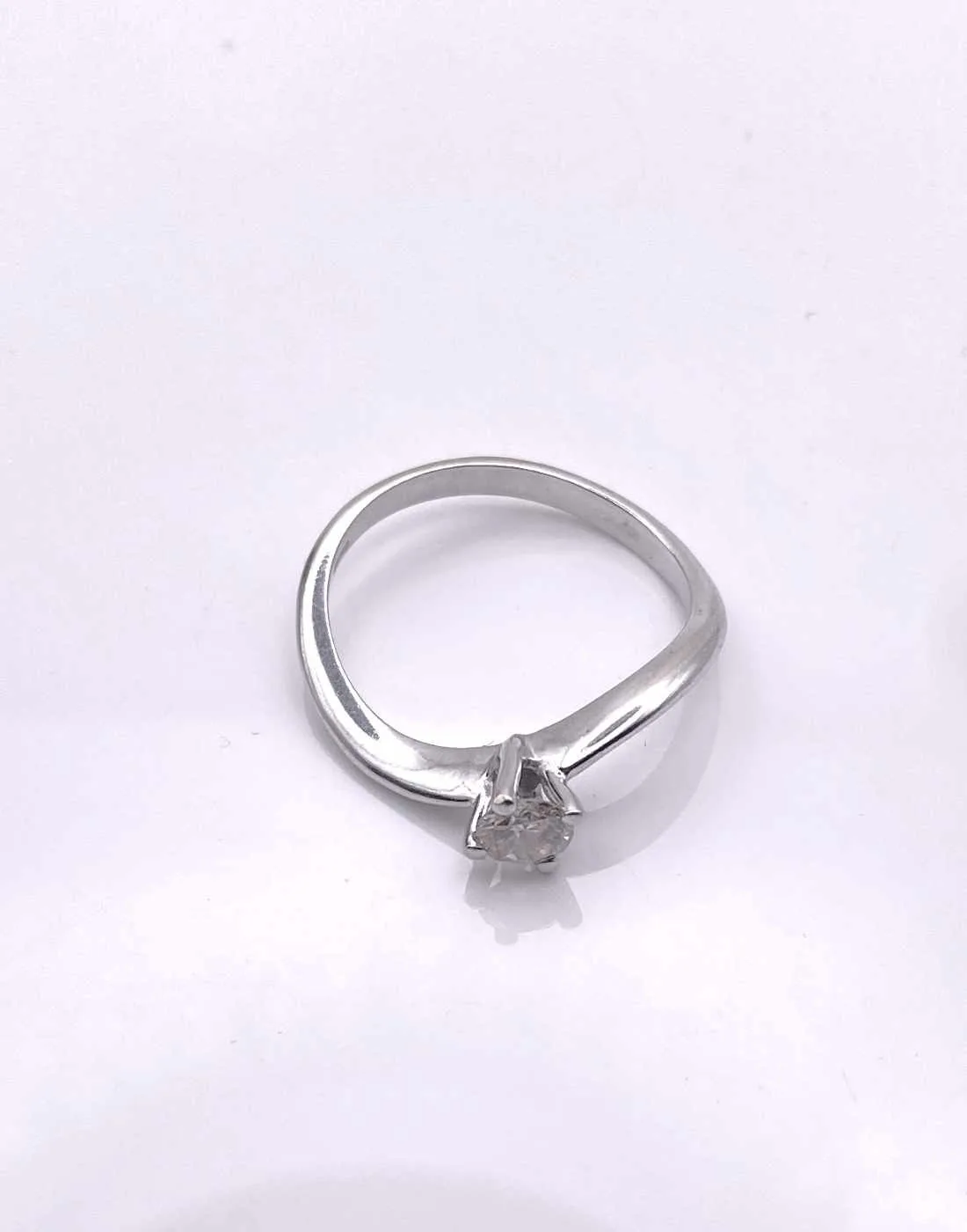 Bague solitaire en or blanc et diamant