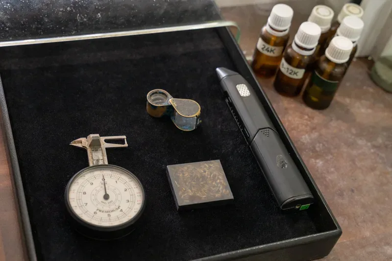 Plateau d’outils d’expertise : loupe, calibre, pierre de touche, testeur de diamants