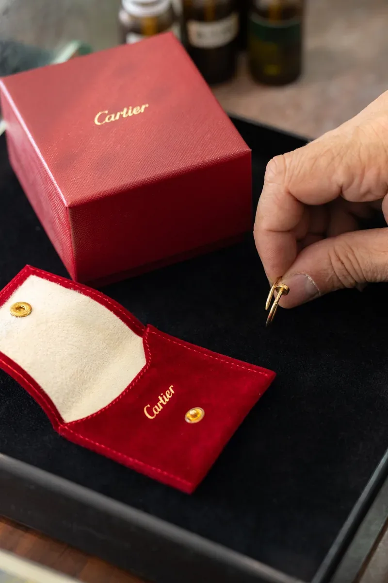 Vérification du sertissage d’une bague en or à la loupe