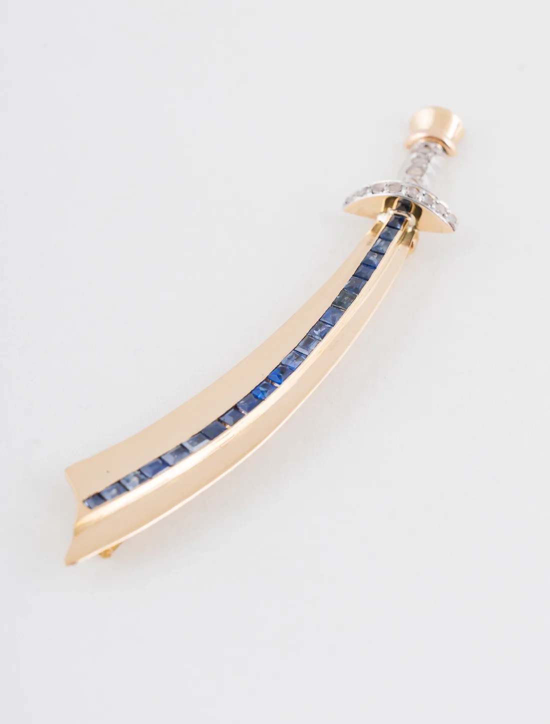 Broche Sabre 0r Jaune, Or Rose, Platine, Saphirs & Diamants