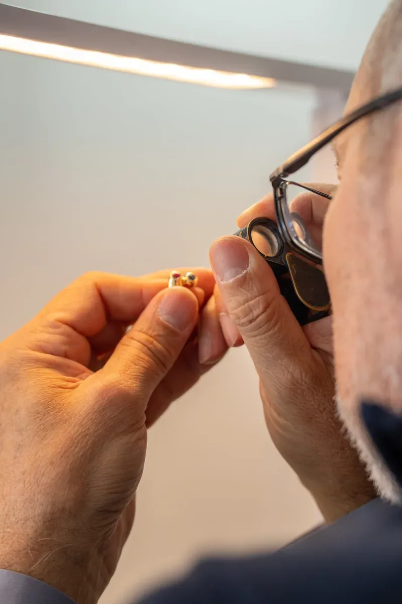 Test à la pierre de touche et aux acides pour vérifier le titre de l’or