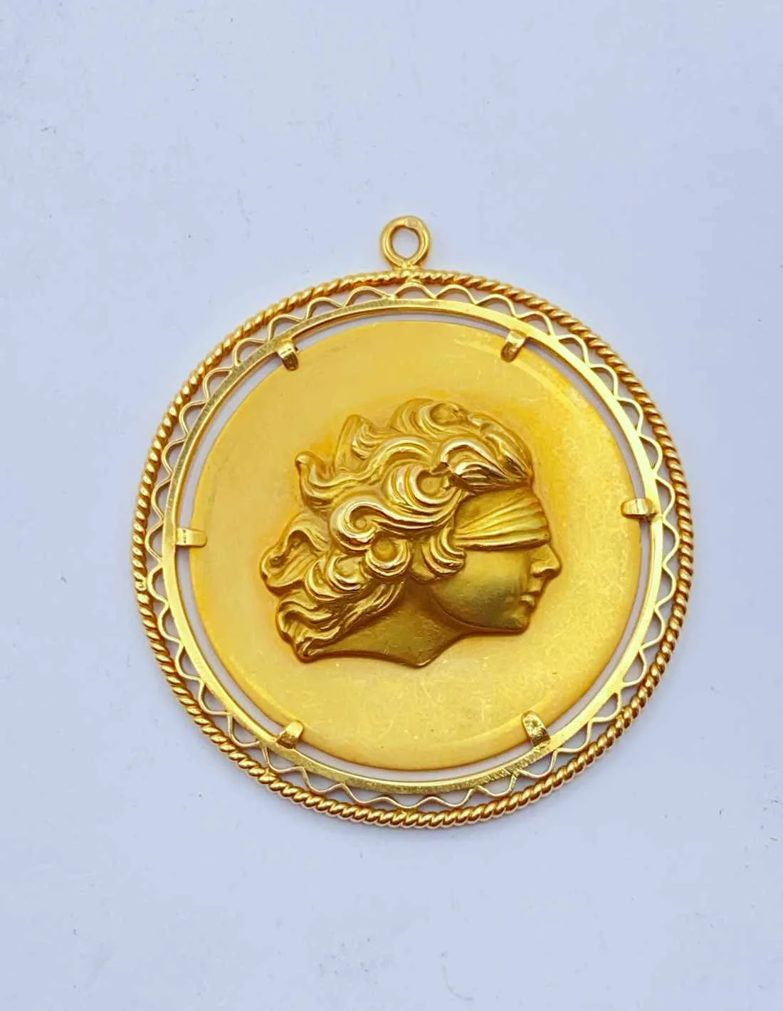 Pendentif Or Jaune Figurant la Justice ou l'Amour