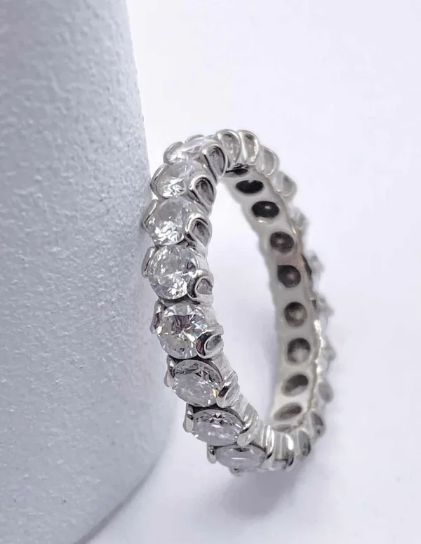 Bague alliance en or blanc 18 carats et diamants