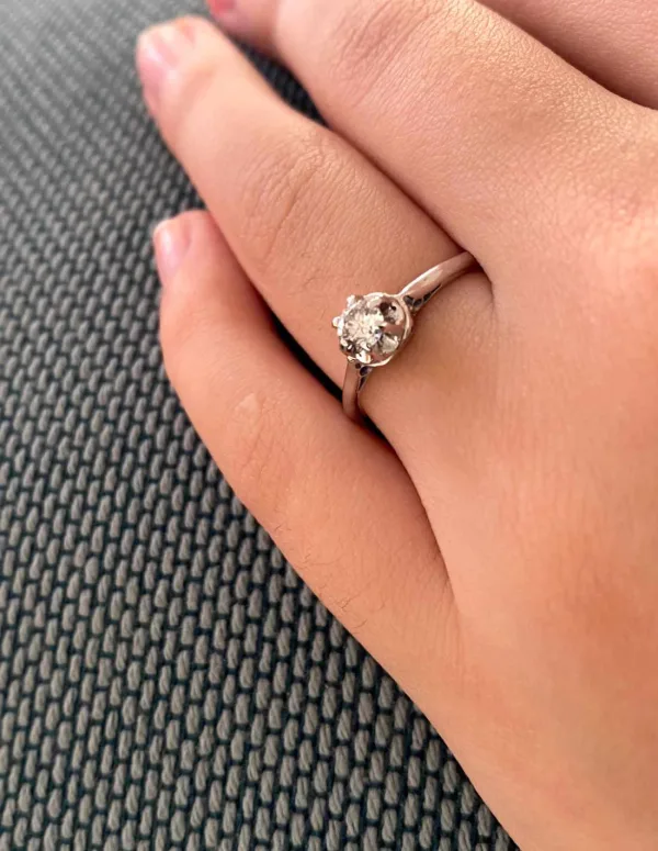 Bague solitaire en or blanc et diamant (6 griffes)