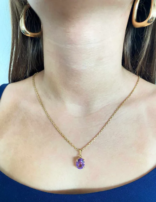 Chaîne en or jaune et pendentif en améthyste