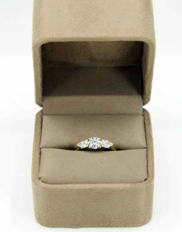 Bague Fiancailles Solitaire Epaulé