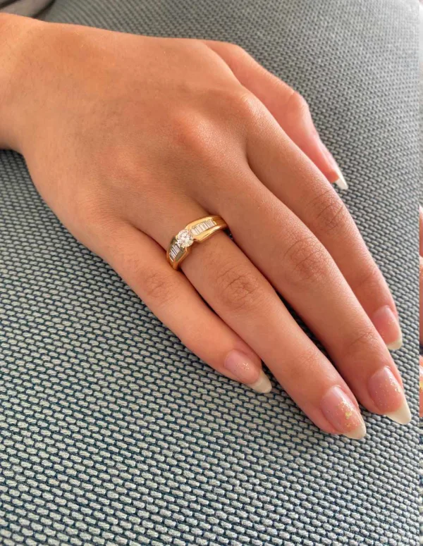 Bague en or jaune ornée de diamants