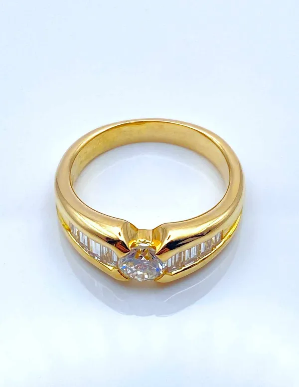 Bague en or jaune ornée de diamants