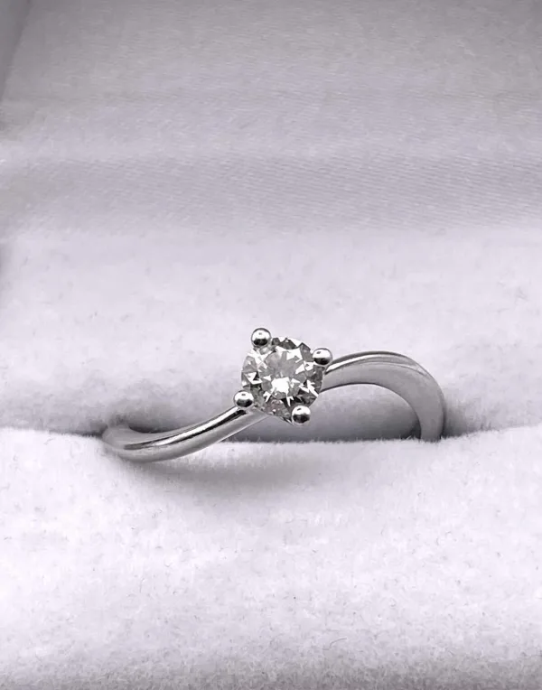 Bague solitaire en or blanc et diamant