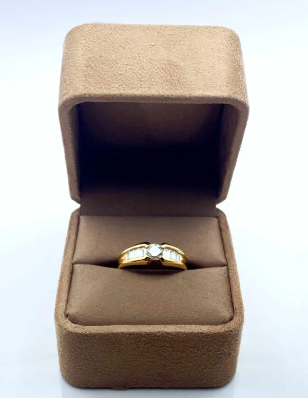 Bague en or jaune ornée de diamants