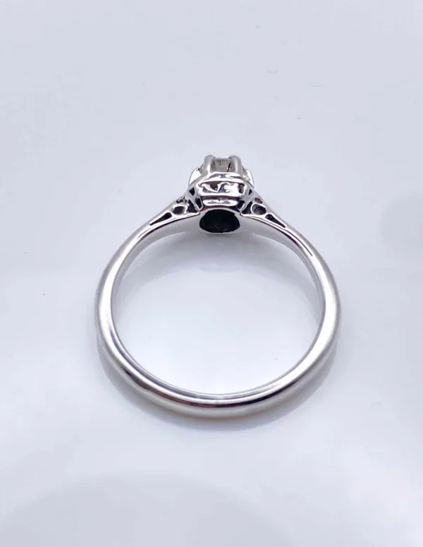 Bague solitaire en or blanc et diamant (6 griffes)