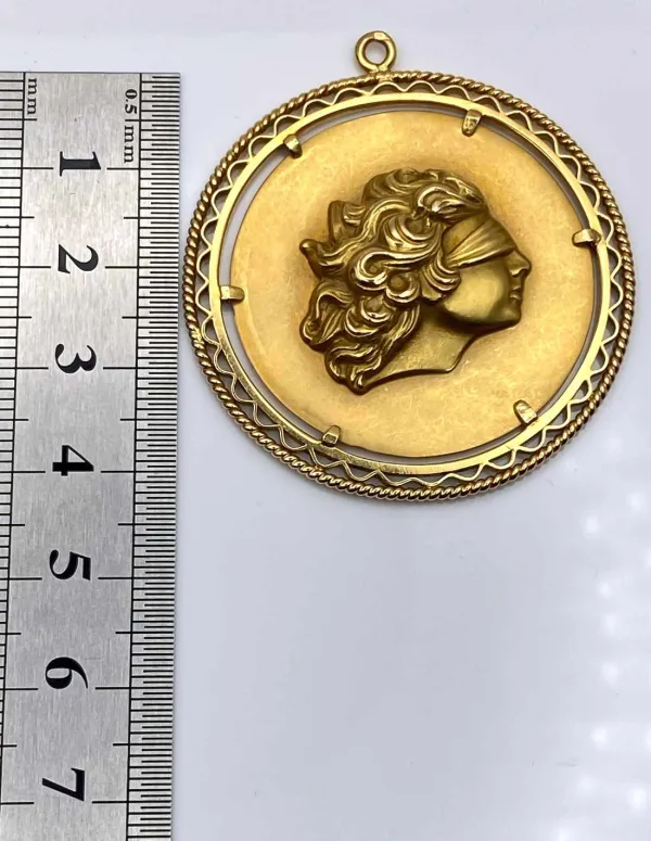 Pendentif Or Jaune Figurant la Justice ou l'Amour