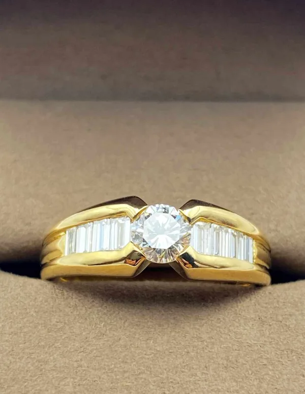 Bague en or jaune ornée de diamants