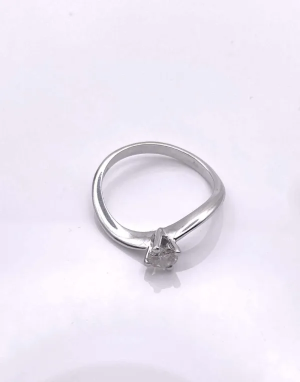Bague solitaire en or blanc et diamant