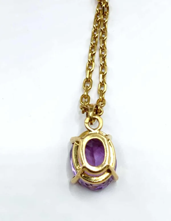 Chaîne en or jaune et pendentif en améthyste