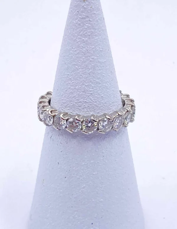 Bague alliance en or blanc 18 carats et diamants