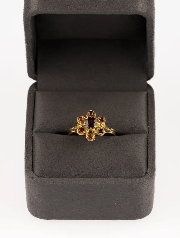 Bague Marguerite en or jaune et grenats