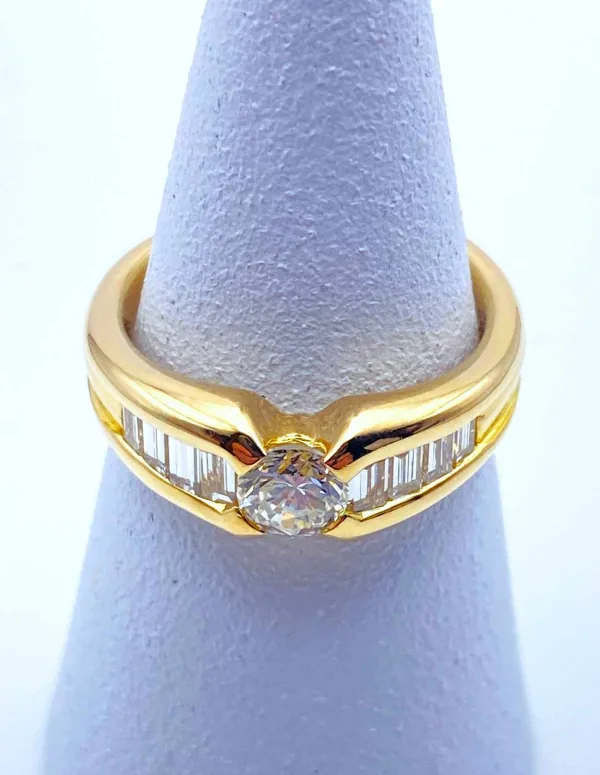 Bague en or jaune ornée de diamants