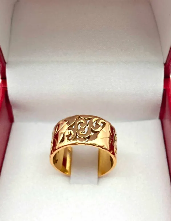 Bague ciselée en or 18 carats