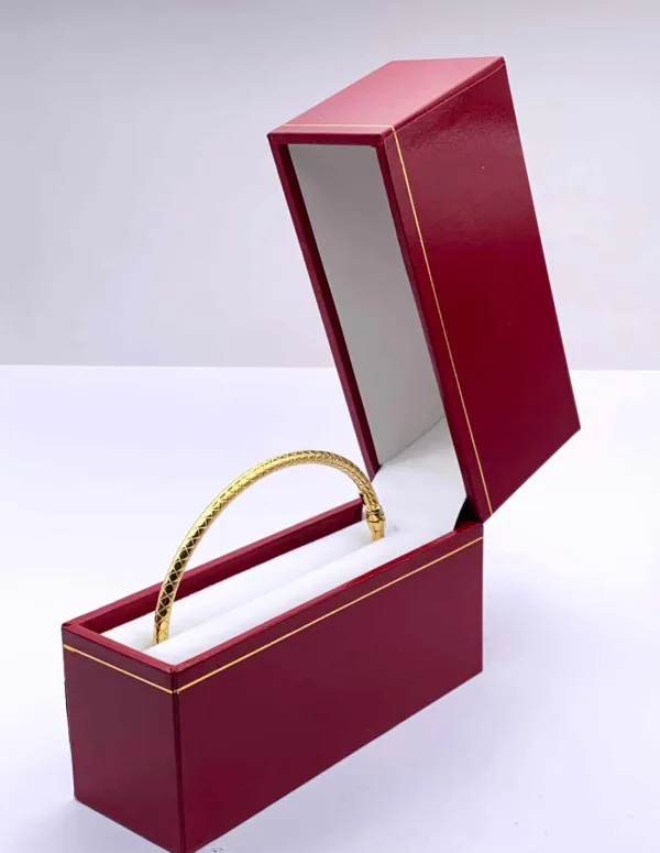 Bracelet Jonc Ovale Gravé et Ouvrant en Or 18K