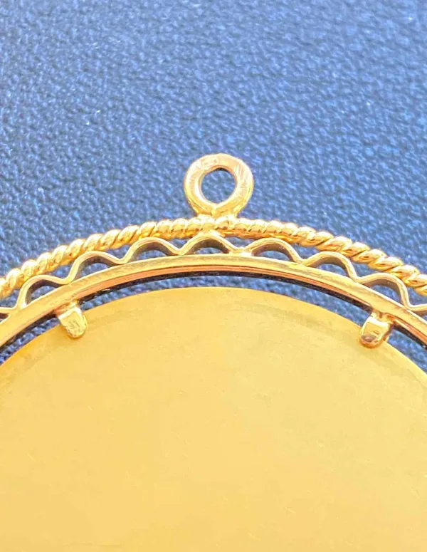 Pendentif Or Jaune Figurant la Justice ou l'Amour