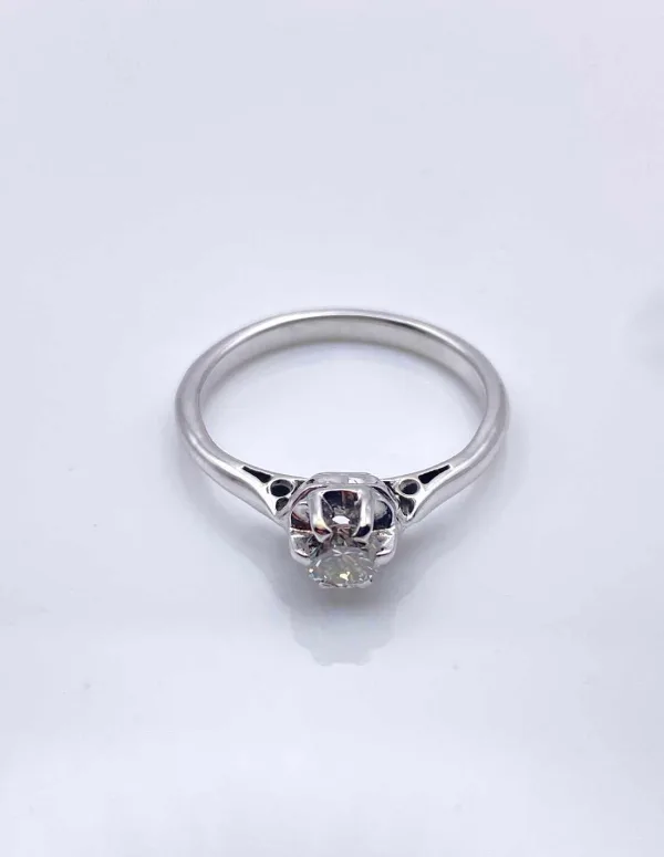 Bague solitaire en or blanc et diamant (6 griffes)