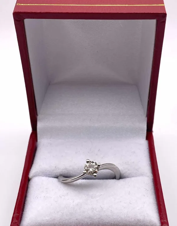 Bague solitaire en or blanc et diamant