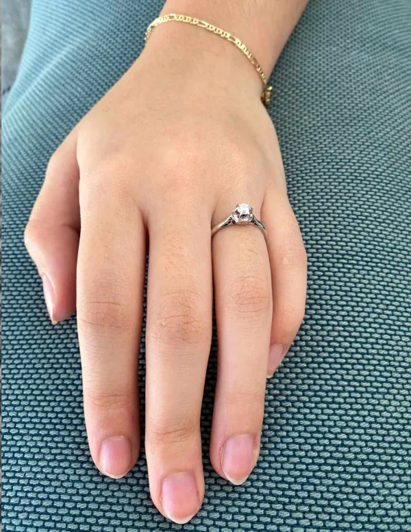 Bague solitaire en or blanc et diamant (6 griffes)