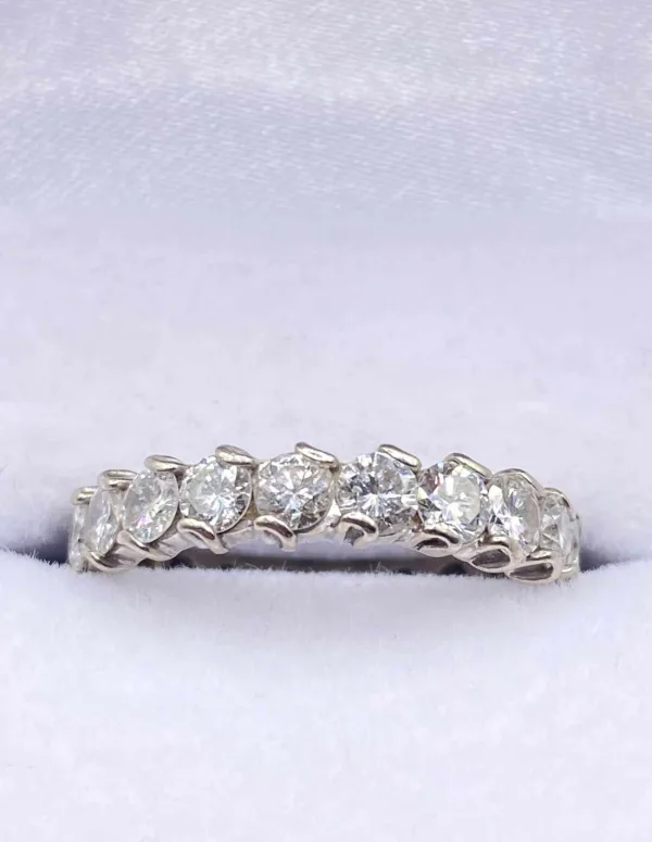 Bague alliance en or blanc 18 carats et diamants