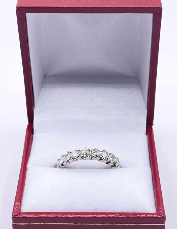 Bague alliance en or blanc 18 carats et diamants