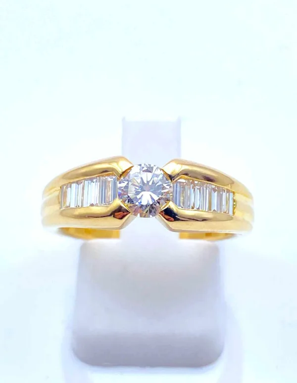 Bague en or jaune ornée de diamants
