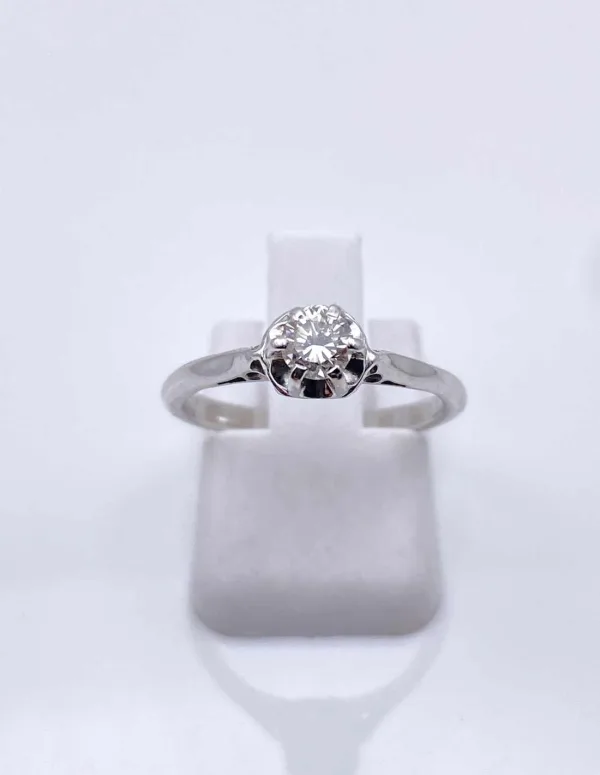 Bague solitaire en or blanc et diamant (6 griffes)
