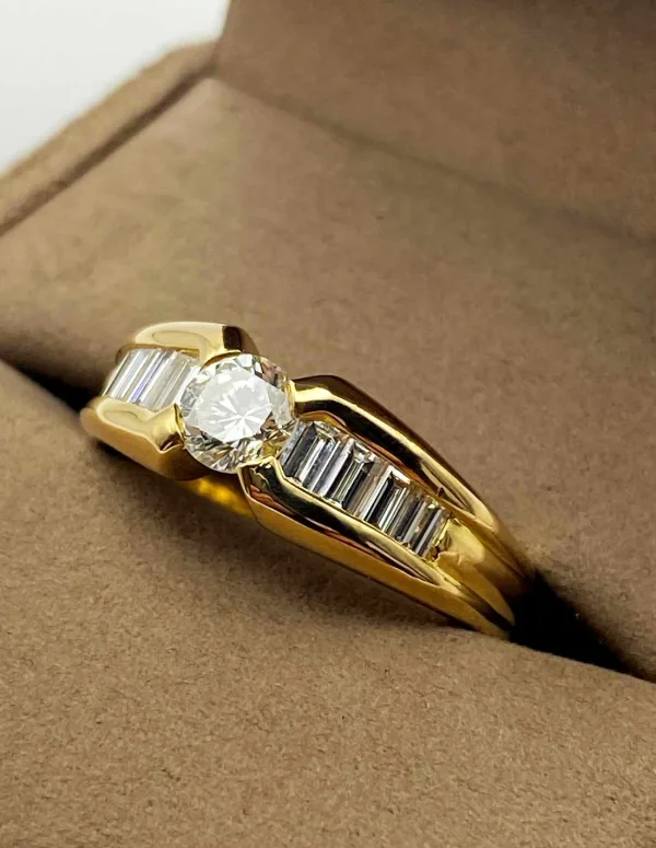 Bague en or jaune ornée de diamants