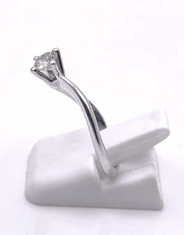 Bague solitaire en or blanc et diamant